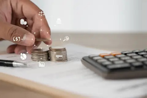 Dłoń układa monety, obok kalkulator i dokumenty. Ikony symbolizują finanse i prawo, sugerując rozważania nad umową zlecenie a KRUS.