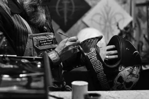 Jak pomalować kask motocyklowy? Poradnik DIY, bezpieczeństwo, koszty