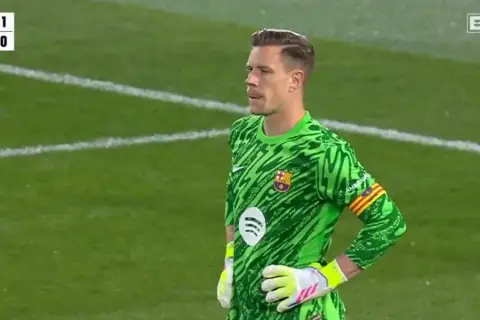 Bramkarz Barcelony w zielonej koszulce na tle murawy. Wynik meczu Barcelona - Valladolid 0:1.