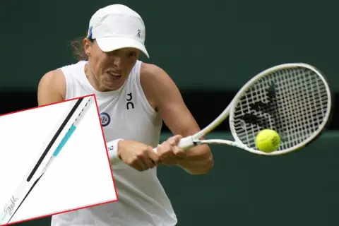 Iga Świątek gra rakietą Wilson Blade. Widać ją w akcji na korcie, z charakterystycznym białym naciągiem i niebieskimi akcentami.