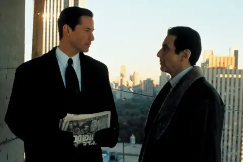Keanu Reeves i Al Pacino w scenie z filmu "Adwokat diabła". Obsada filmu zachwyca.