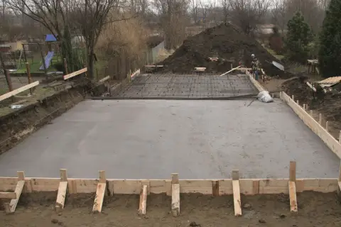 Beton na strop: C20/25 czy mocniejszy? Uniknij błędów!