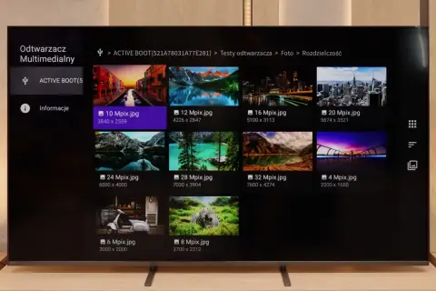 Na ekranie telewizora Sony Bravia 5 wyświetla się interfejs odtwarzacza multimedialnego z miniaturami zdjęć o różnej rozdzielczości.
