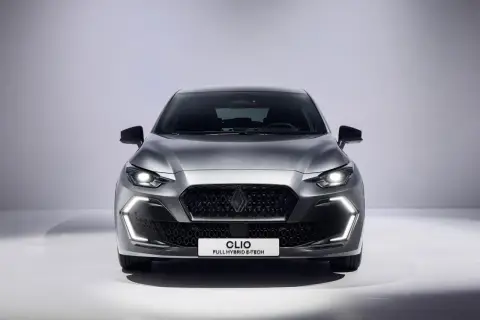 Nowy Renault Clio 2025 w kolorze grafitowym, z nowoczesnym grillem i światłami LED.
