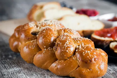 Złocista chałka z rodzynkami, posypana kruszonką. Idealna na śniadanie, choć warto pamiętać o jej chałka kcal.