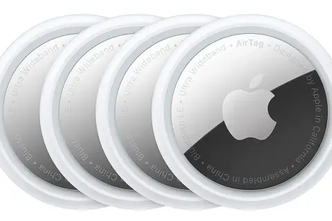 Cztery białe lokalizatory Apple AirTag. Nie ładuje się ich, lecz wymienia baterię.