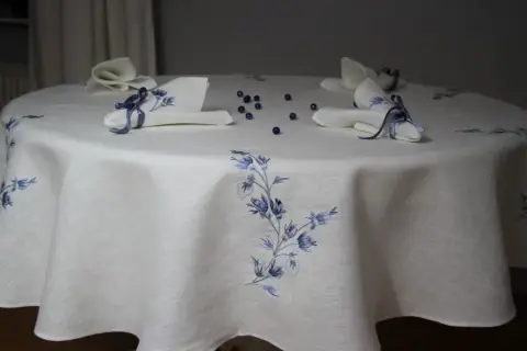 Jaki obrus na okrągły stół? Wybierz idealny rozmiar i styl