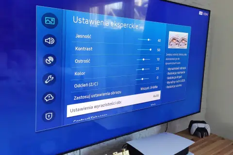 Ustawienia eksperckie telewizora: jasność, kontrast, ostrość, kolor. Skalowanie obrazu dostosowuje ostrość do dynamicznych scen.
