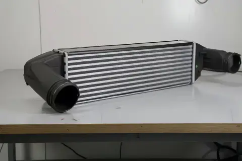 Uszkodzony intercooler objawy: utrata mocy, nierówna praca silnika, zwiększone spalanie. Oto jego wygląd.