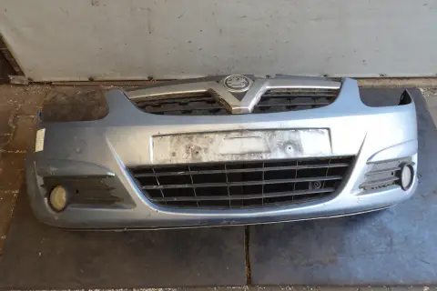 Srebrny zderzak corsa d z kratkami i miejscem na tablicę rejestracyjną.