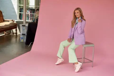 Joanna Krupa prezentuje stylowe, różowe buty sportowe, idealne do letnich stylizacji.