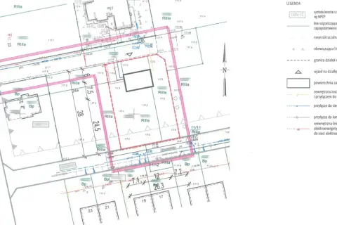 Mapa z oznaczeniami przyłączy, granic działek i budynków. Widoczny termin wydania warunków przyłączenia do sieci elektroenergetycznej.