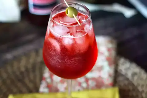 Orzeźwiający Campari Spritz. Idealny przepis na letnie popołudnie. Zobacz, jak łatwo go przygotować!