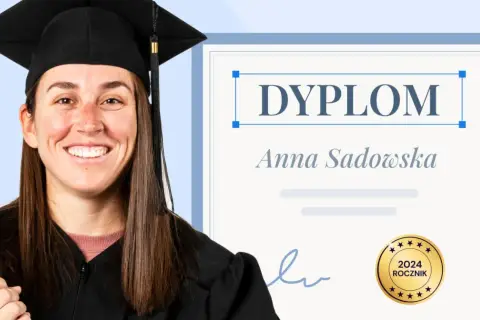 Uśmiechnięta absolwentka w todze trzyma zwinięty dokument. Obok widnieje dyplom z napisem "Anna Sadowska" i pieczęcią "2024 ROCZNIK". To co to jest odpis dyplomu.