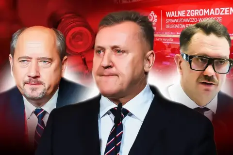 Trzech mężczyzn w garniturach, w tym prezes PZPN, na tle czerwonego banera z napisem "WALNE ZGROMADZENIE".