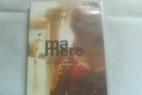 Okładka filmu "Ma mère" z Isabelle Huppert. Historia o trudnej relacji matki z synem.