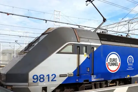 Lokomotywa Eurotunnel 9812 gotowa do podróży przez kanał La Manche.