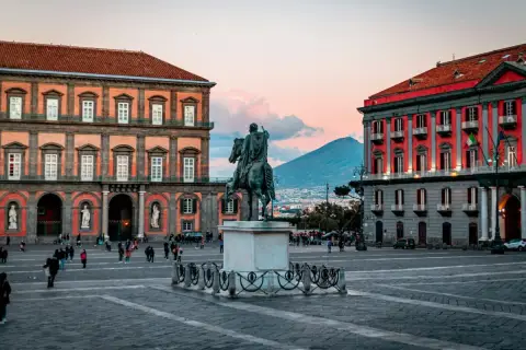 Plaza del Plebiscito en Nápoles, ideal para tu itinerario de qué ver en Nápoles en 3 días. El Vesubio al fondo.