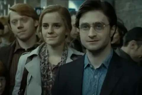 Harry, Ron i Hermiona w tłumie, jakby na peronie. Może to scena z filmu "Harry Potter i Przeklęte Dziecko"?