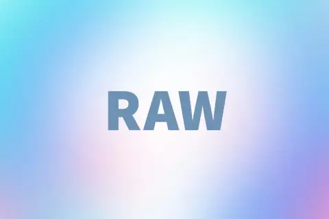 Napis "RAW" na tle pastelowego gradientu. To pytanie, "raw co to znaczy", sugeruje poszukiwanie definicji surowego formatu danych.