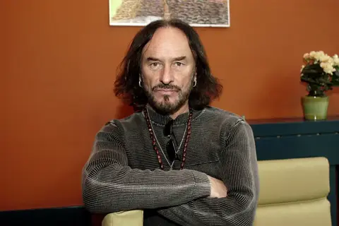 Stan Borys, artysta z charakterystyczną brodą i długimi włosami, w swetrze z prążkami. Jego piosenki, ułożone alfabetycznie, tworzą bogaty dorobek.