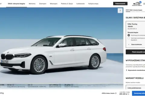 Białe BMW 530e Touring z napędem hybrydowym, prezentowane na stronie konfiguratora.