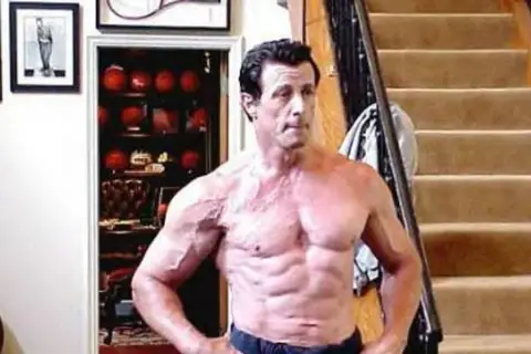Sylvester Stallone, mimo upływu lat, wciąż imponuje formą. Widać jego wyrzeźbione mięśnie.