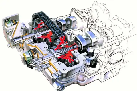 Przekrój silnika z widocznymi wałkami rozrządu, łańcuchem i mechanizmem zmienne fazy rozrządu.