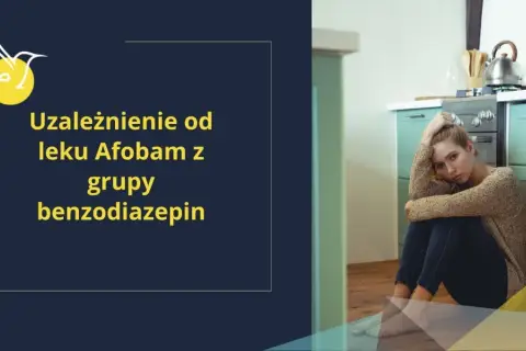 Smutna kobieta siedzi na podłodze w kuchni, zmagając się z uzależnieniem od leku Afobam.