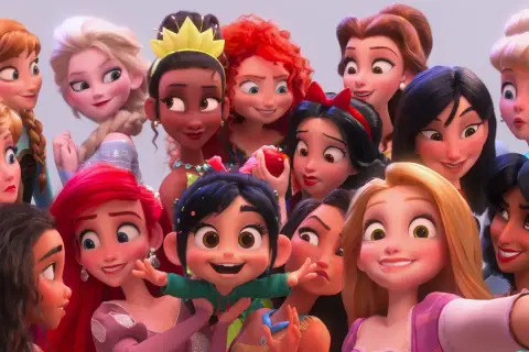 Wesołe księżniczki Disneya robią sobie selfie. Widać Elzę, Annę, Roszpunkę, Ariel, Belle, Śnieżkę, Tijanę, Meride, Pocahontas, Jasmine, Moanę i Vanellopę.