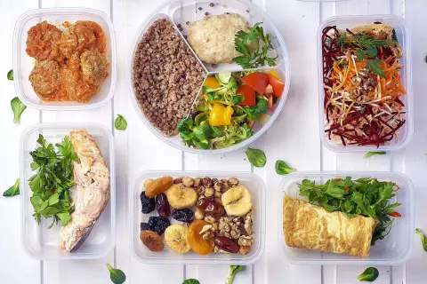 Zdrowe posiłki w pojemnikach: ryba, mięso, kasza, sałatka, omlet, suszone owoce i orzechy. Dieta bezglutenowa, pomocna przy celiakii objawy.