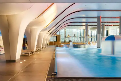 Nowoczesny basen z hydromasażem i atrakcjami wodnymi. Sprawdź radisson blu resort świnoujście ceny i zarezerwuj pobyt.