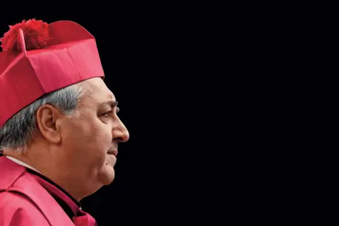Portret mężczyzny w czerwonej birecie i szacie, przypominającej strój nuncjusza apostolskiego.