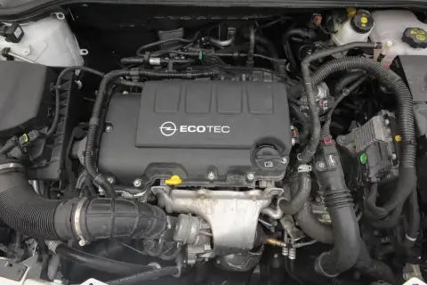 Silnik Opel Mokka 1.4 Turbo Ecotec. Widok komory silnika z turbosprężarką i przewodami.