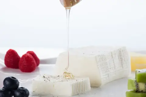 Formaggio fresco con miele, lamponi, mirtilli e kiwi. Un assaggio per capire la differenza tra stracchino e crescenza.