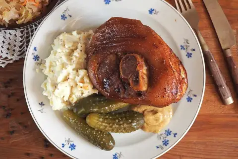 Najlepsza golonka gotowana i pieczona, podana z puree, ogórkami kiszonymi i musztardą. Prawdziwa uczta dla podniebienia!