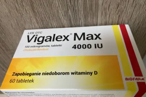 Opakowanie leku Vigalex Max 4000 IU, 60 tabletek, zapobiegające niedoborom witaminy D.