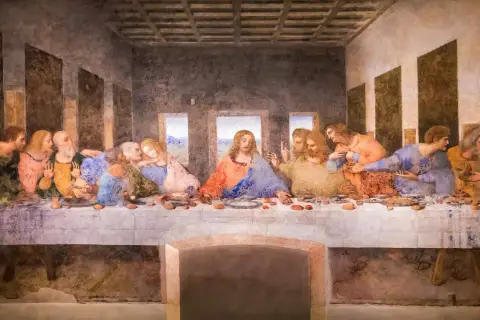 Das letzte Abendmahl in Mailand: Jesus sitzt mit seinen Jüngern am Tisch, die Emotionen sind greifbar.