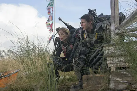 Emily Blunt och Tom Cruise i sina exosuits, redo för strid. Rollistan i Edge of Tomorrow är redo att möta fienden.