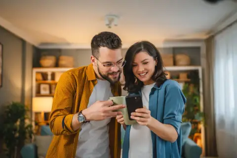 Para ogląda filmik na telefonie, korzystając z danych komórkowych.