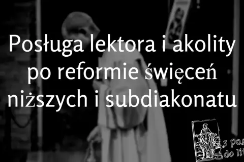 Akolita w szatach liturgicznych, na tle napisu o posłudze lektora i akolity po reformie święceń.