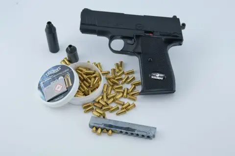Pistolet hukowy RÖM, naboje 9mm i magazynek. Pozwolenie na broń hukową 9mm nie jest wymagane do posiadania tego zestawu.