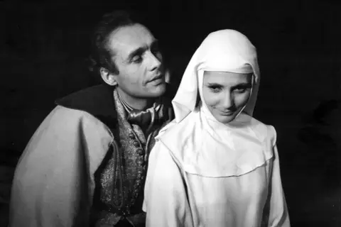 Mężczyzna w stroju z epoki pochyla się nad zakonnicą. Scena z filmów Jerzego Kawalerowicza.