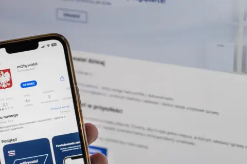 Aplikacja mObywatel na telefonie. Możesz sprawdzić do kiedy OC i inne dokumenty.