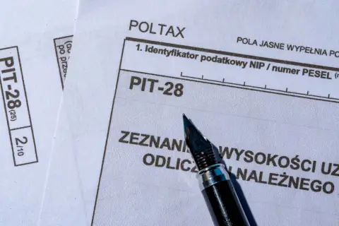Formularz PIT-28, gotowy do wypełnienia. Zeznanie podatkowe, które może dotyczyć np. podatek od wynajmu mieszkania. Pióro czeka.