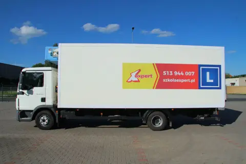 Ciężarówka z logo szkoły jazdy "Expert" i literą "L" na boku. Idealna do nauki jazdy kat C.