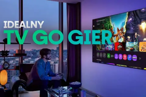 Idealny TV do gier z adaptive sync. Mężczyzna gra w gry na dużym ekranie w nowoczesnym salonie.