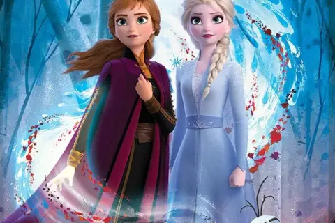 Anna i Elsa, uwielbiane postacie z bajek, stoją obok siebie w magicznym lesie. Obok nich uśmiecha się bałwanek Olaf.