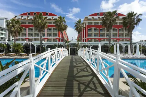 Mostek nad basenem prowadzi do hotelu w stylu Orange County w Belek.