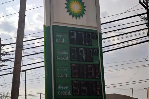 Cena diesla w USA: 5,19 USD za galon gotówką, 5,37 USD kartą.